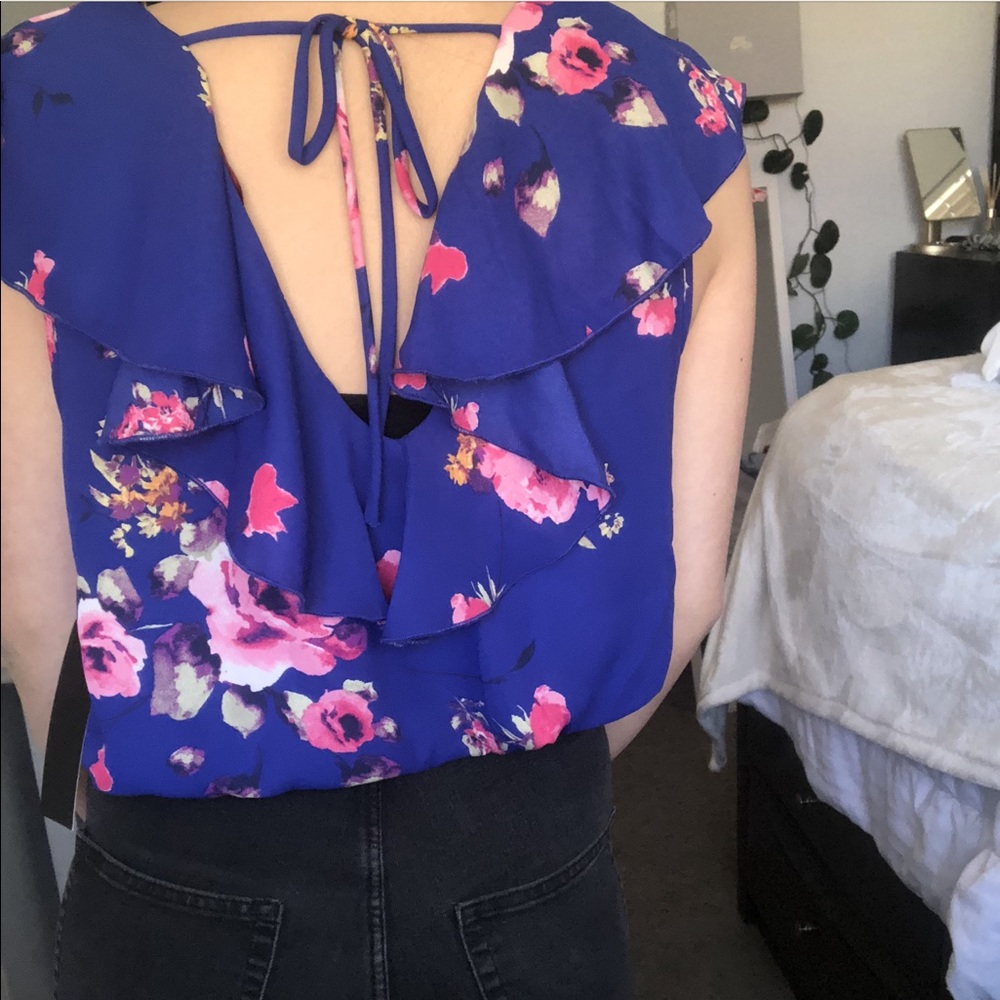 A blouse - Picture 2 of 3